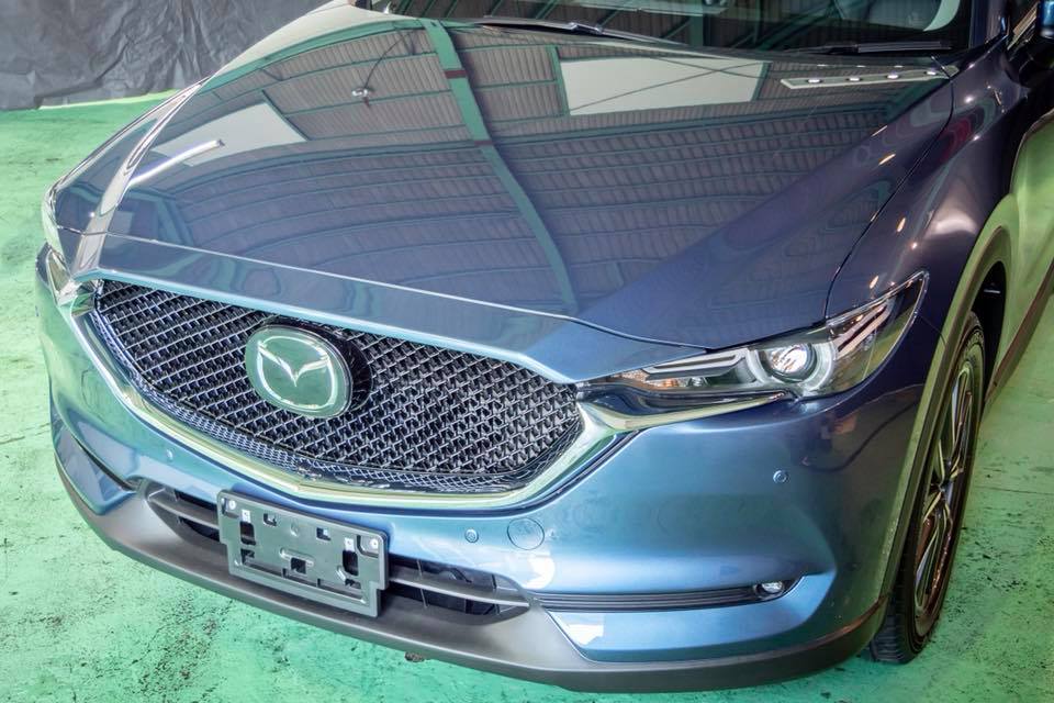 CGではありません。惜しみなく時間をかけ丹念に磨き上げた車に宿る美しさ。