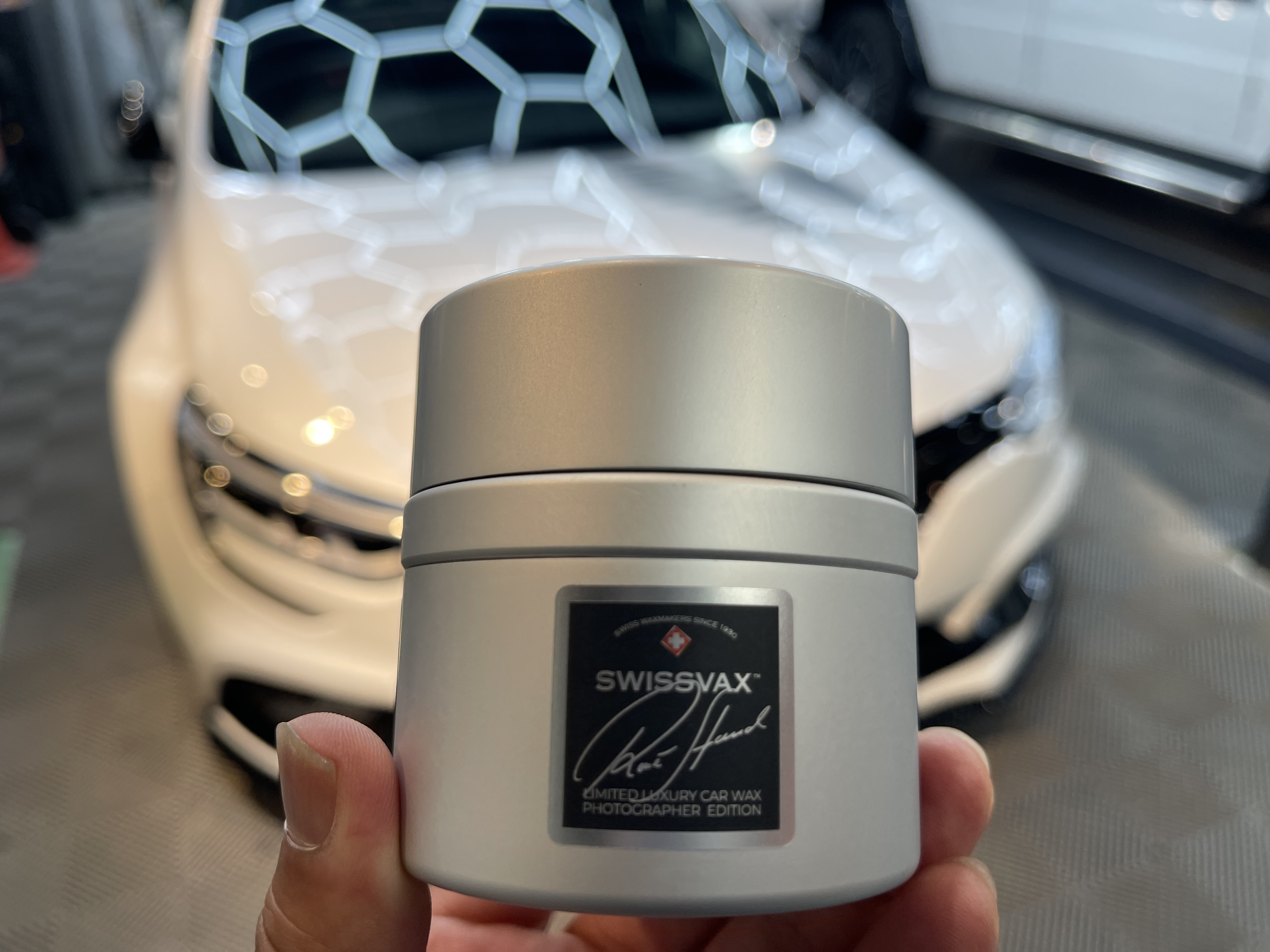 守るだけならコーティング。惚れ直すならWAX。｜ガラスコーティングとカーワックスの本質的な違いを解説