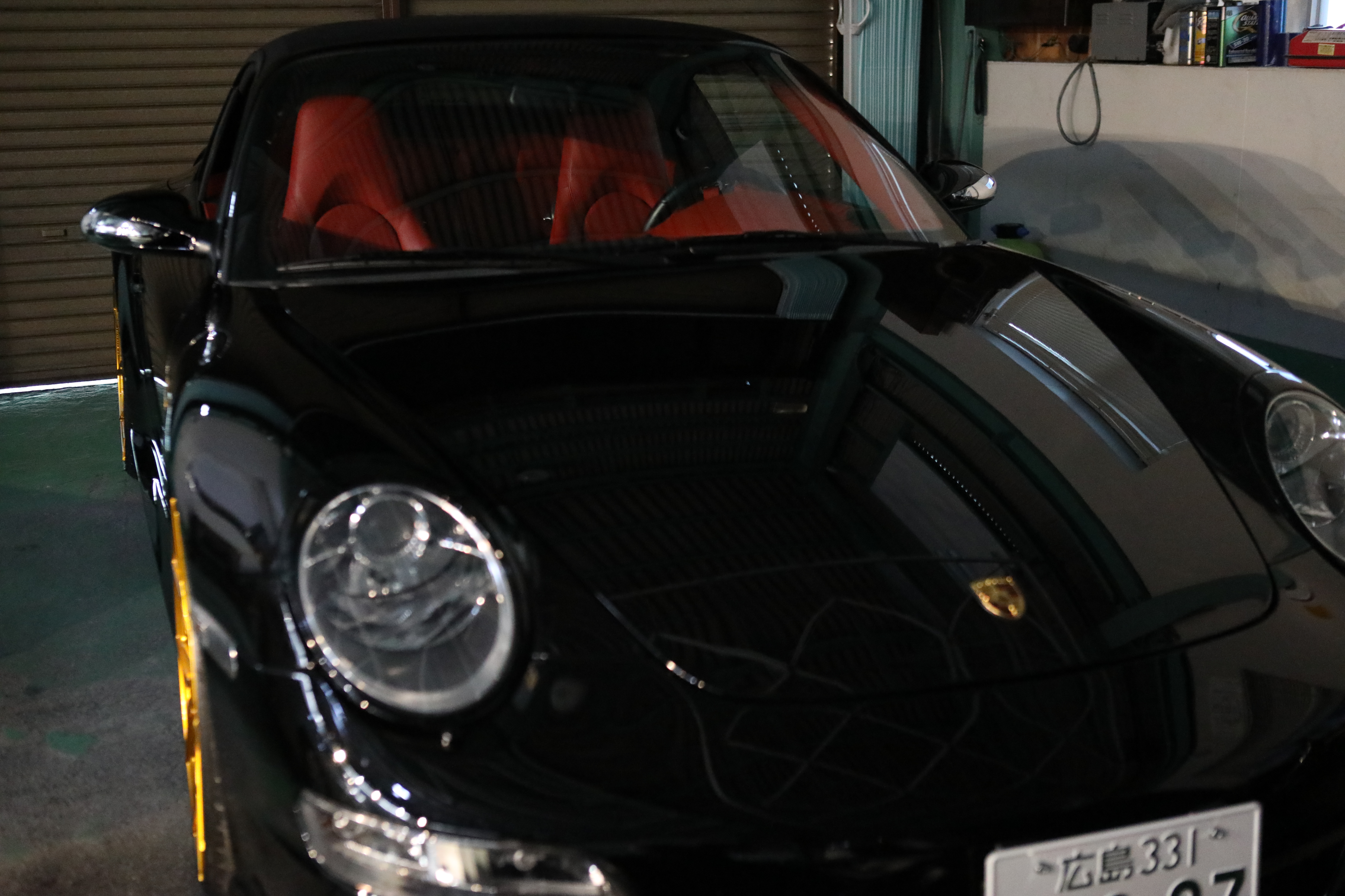 広島の専門店でスイスバックス ツッフェンハウゼンを施工したPORSCHE 997カブリオレ(黒ボディ・レッドインテリア)