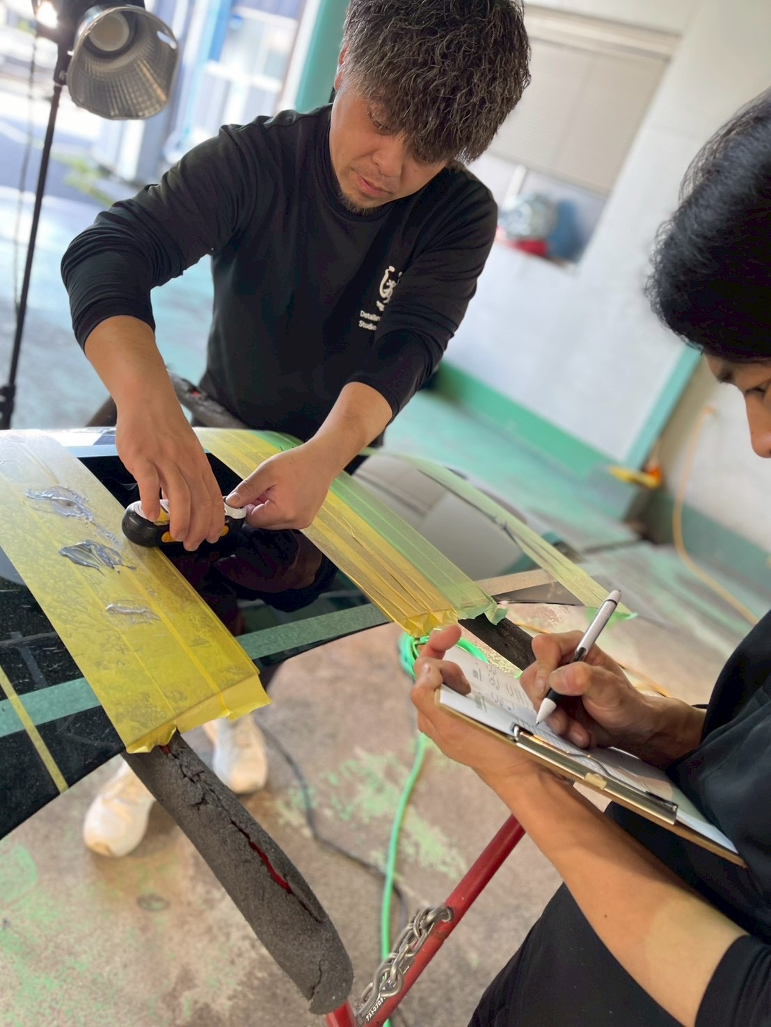 塗膜の状態を記録しながら丁寧に施工するしゃかりきの作業 car coating 広島