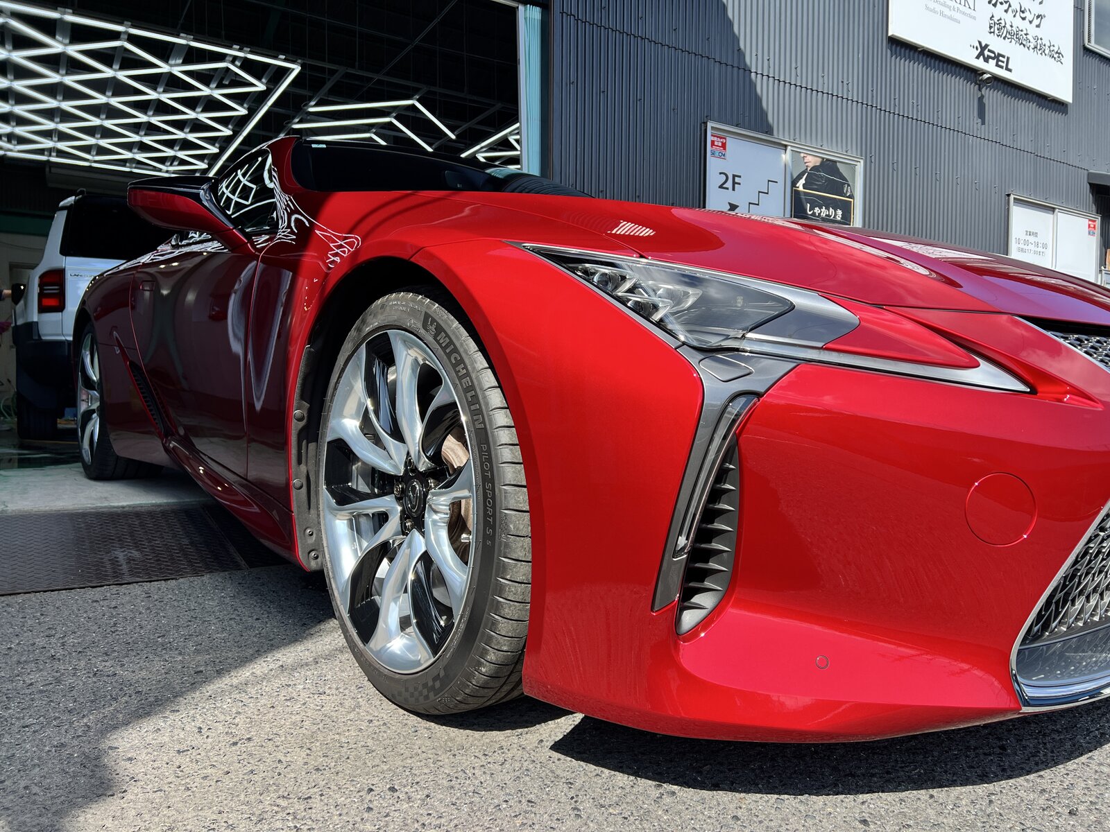 XPEL認定施工店しゃかりきでのLEXUS LC500 PPF施工風景 広島