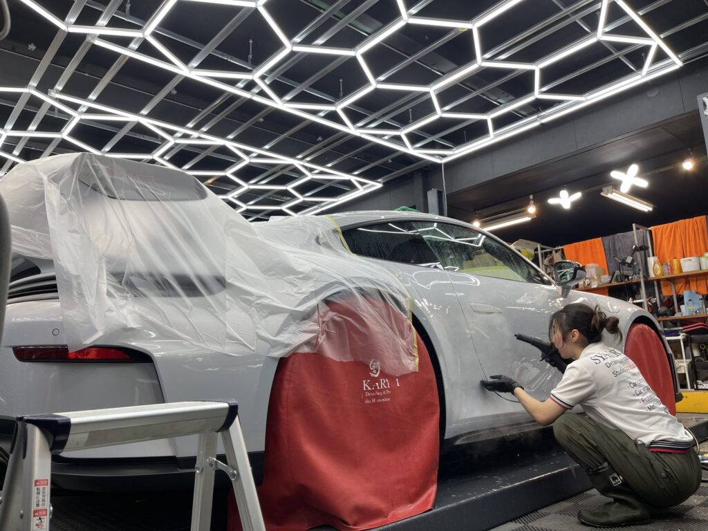 ポルシェ GT3 PPFメンテナンス 広島|スチームでドア周りを施工するスタッフ しゃかりき