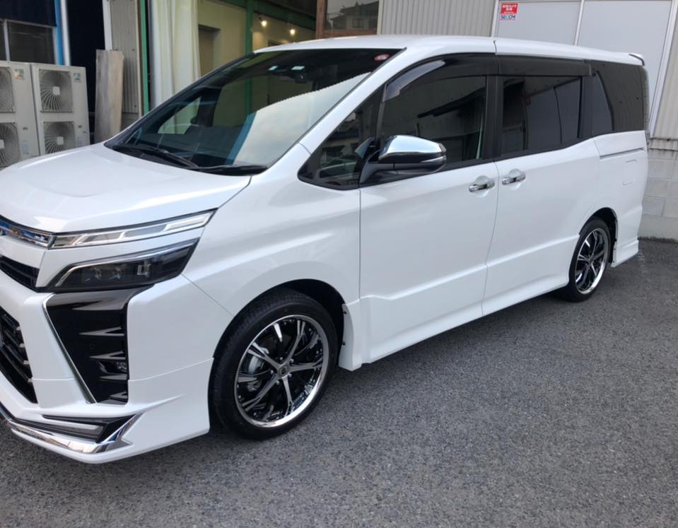 トヨタヴォクシーに艶の鎧グロスアーマーを施工